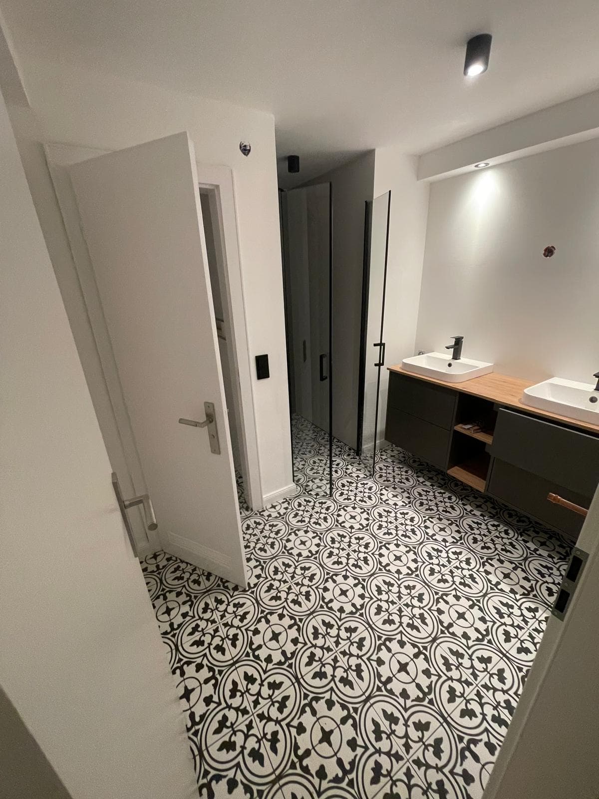 Saniertes Bad in Hamburg-Othmarschen mit Ornamentfliesen