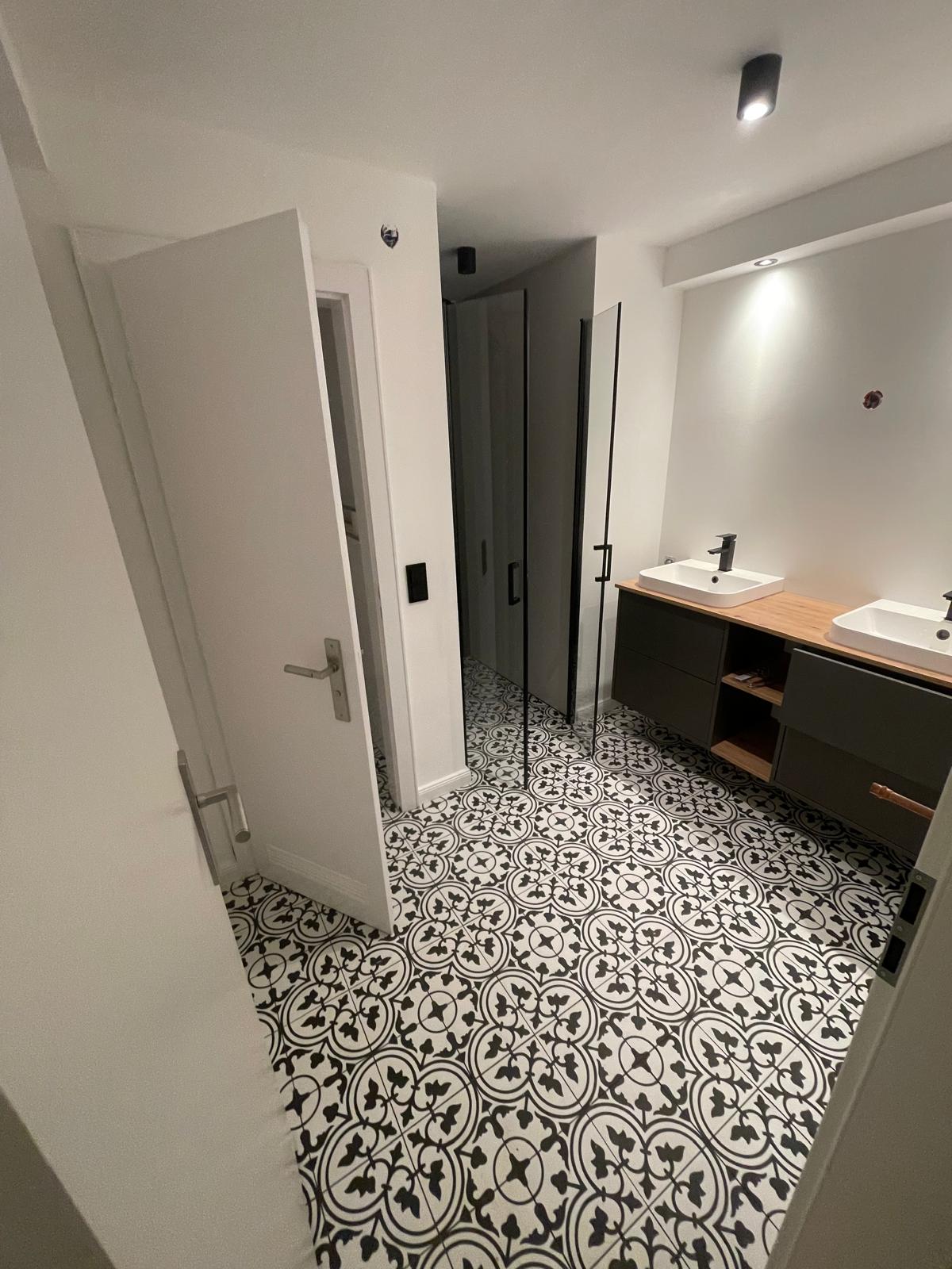 Saniertes Bad in Hamburg-Othmarschen mit Ornamentfliesen